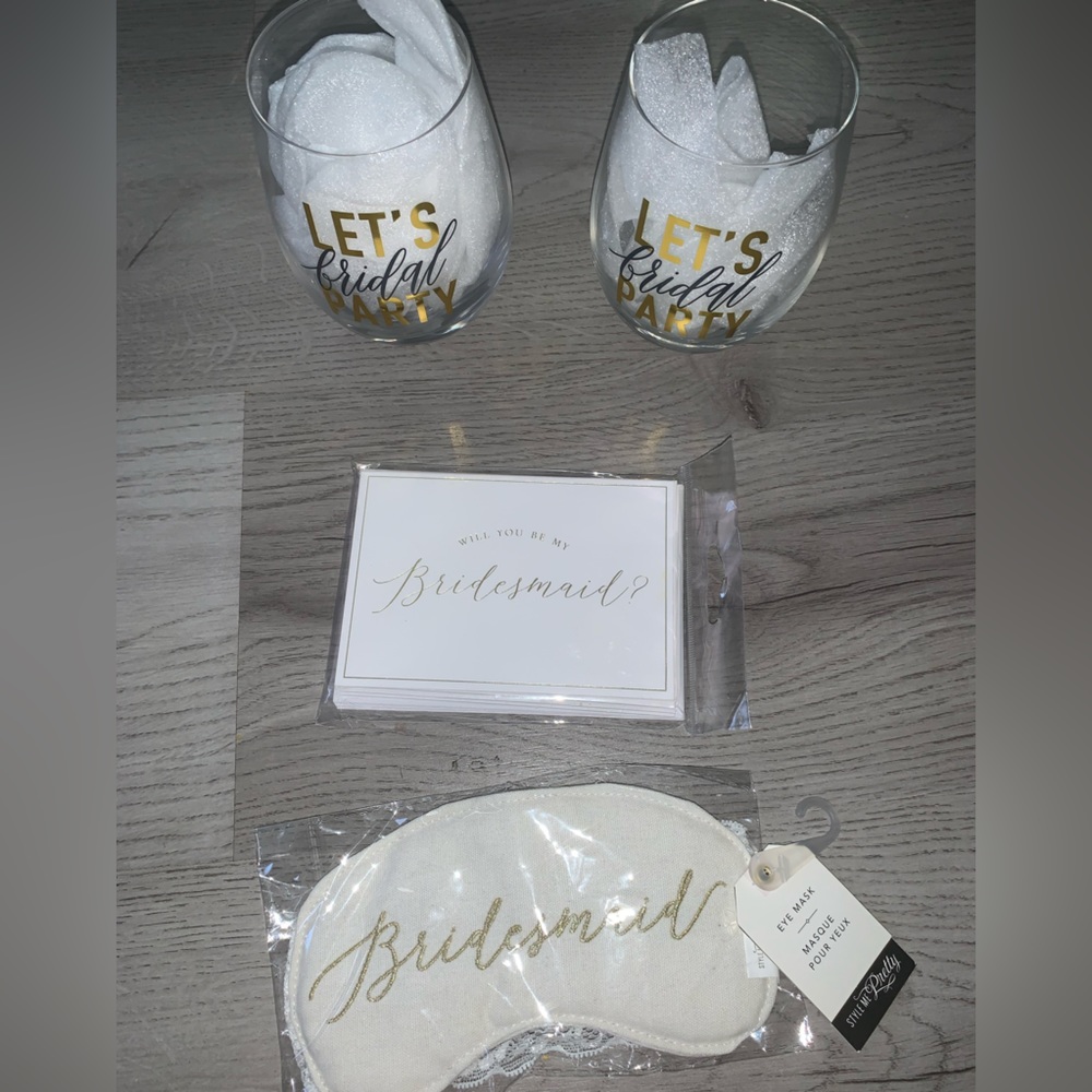 Bridesmaids mini set. leftover from when I got married Dec 2022.
